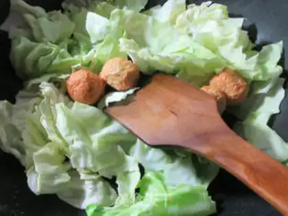 Make A fan of gold fish eggs and cabbage step 1