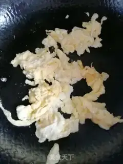 Make Scrambled eggs step 1