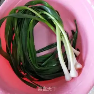 Make Garlic sprouts and flowers step 0