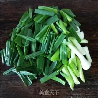 Make Garlic sprouts and flowers step 1
