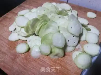 Make Smelt mushroom shrimp soup step 1