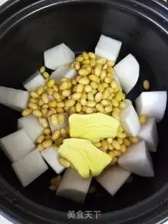 Make Carrot fishball soup step 1
