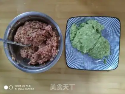 Make Celery pork dumplings step 1