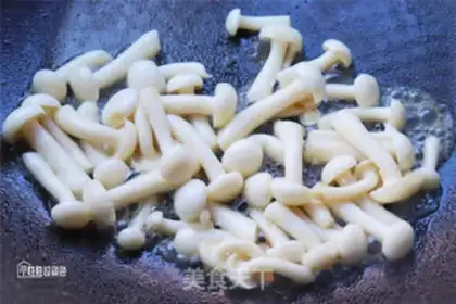 Make Tofu fungus soup step 1
