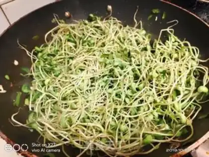 Make Onion black bean sprouts step 3
