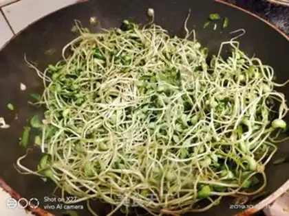 Make Onion black bean sprouts step 4