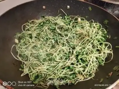 Make Onion black bean sprouts step 6