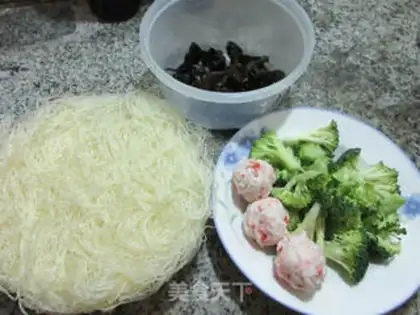 Make Black-middle-shrimp-flavored broccoli. Noodles step 0