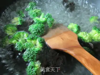 Make Black-middle-shrimp-flavored broccoli. Noodles step 3