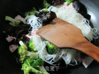 Make Black-middle-shrimp-flavored broccoli. Noodles step 4