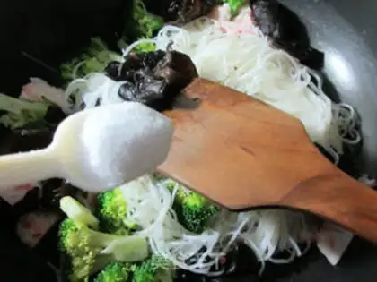 Make Black-middle-shrimp-flavored broccoli. Noodles step 5
