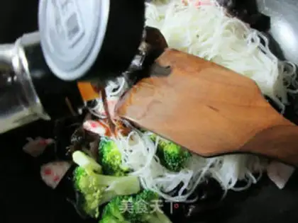 Make Black-middle-shrimp-flavored broccoli. Noodles step 6