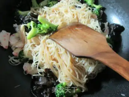 Make Black-middle-shrimp-flavored broccoli. Noodles step 7