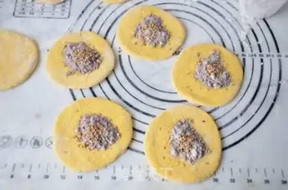 Make Pumpkin Red Sugar Triangle step 4