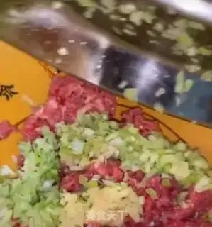 Make Beef fan radish soup step 1