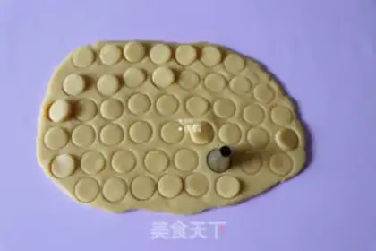 Make Button cookies step 8