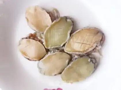 Make Red-tree scrawny abalone soup step 1
