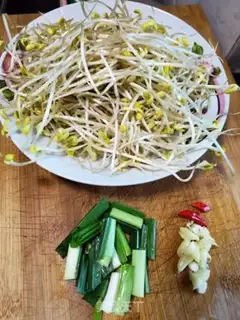 Make Garlic sprouts step 0