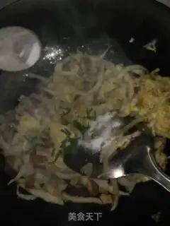Make Chicken-leged cabbage egg fried rice step 8