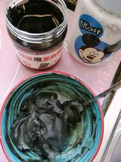 Make Black sesame sauce rolls step 1