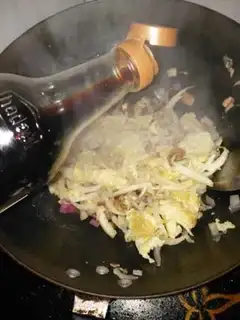 Make Chicken-leged cabbage egg fried rice step 9
