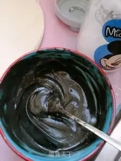 Make Black sesame sauce rolls step 2