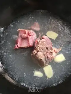 Make Bones and melon soup step 0