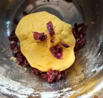 Make Milk pumpkin cranberry round step 1