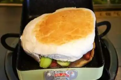 Make Chinese sandwich step 4