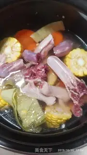 Make Duck bone corn carrot soup step 1