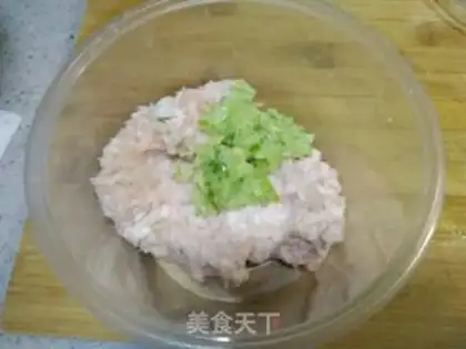 Make Scorched radish pork balls step 1