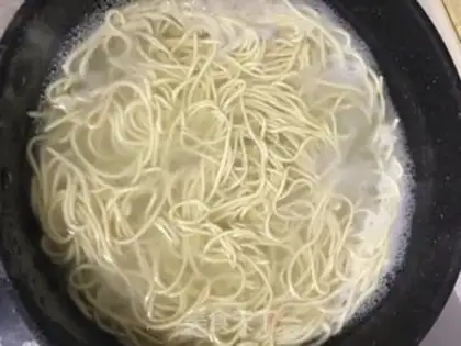 Make Tomato seafood noodles step 1