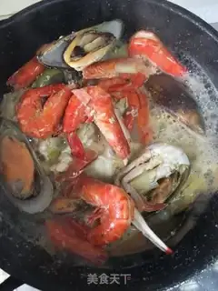 Make Tomato seafood noodles step 2