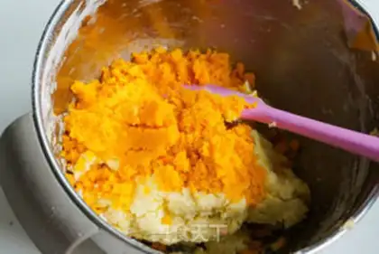 Make Salted egg yellow cheese cookies step 7