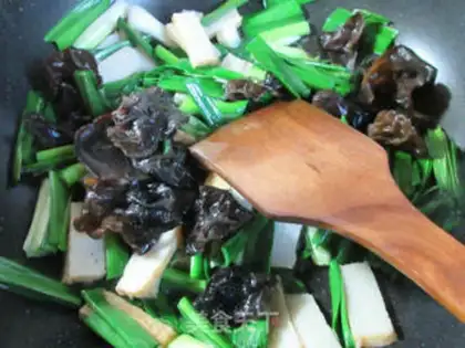 Make Black-mule fish tofu with garlic step 4