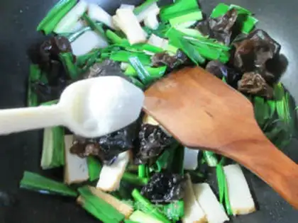 Make Black-mule fish tofu with garlic step 5