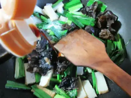 Make Black-mule fish tofu with garlic step 6
