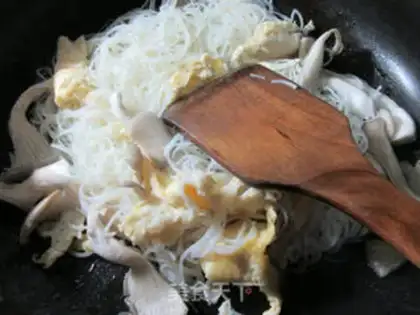 Make Duck eggs, fried rice noodles step 4