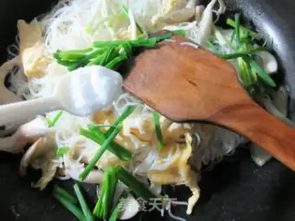 Make Duck eggs, fried rice noodles step 5