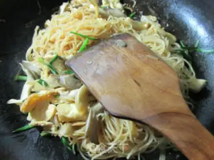 Make Duck eggs, fried rice noodles step 7