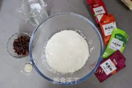 Make raisins, colored buns step 0