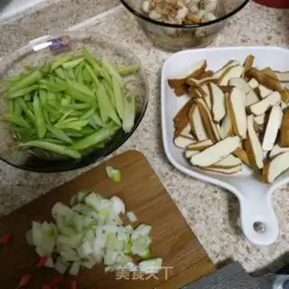 Make Celery fried beans step 2
