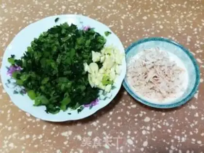 Make Shrimp skin and radish step 1