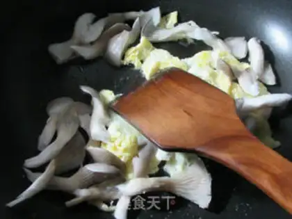 Make Egg mushroom noodles step 3