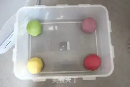Make raisins, colored buns step 3