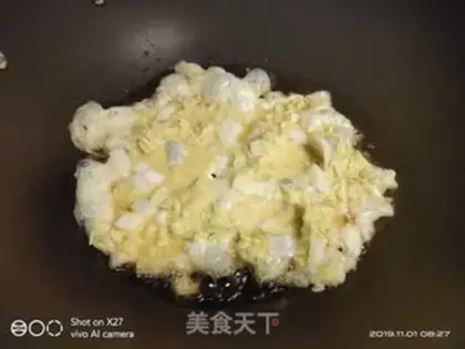 Make Big cabbage and egg fried rice step 3