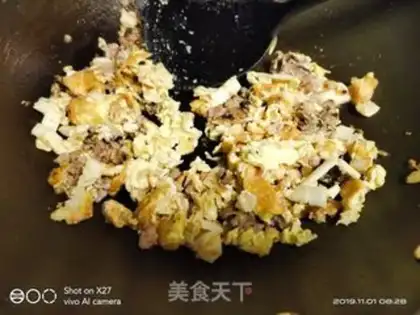 Make Big cabbage and egg fried rice step 4