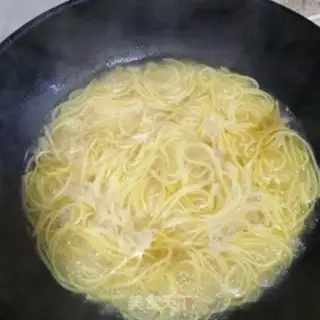 Make Shrimp soup and corn noodles step 3