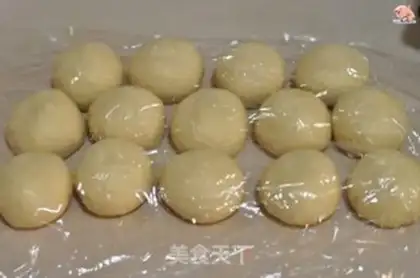 Make raisin rolls step 1