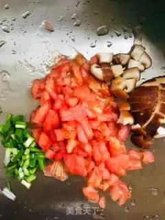Make Tomato egg mushroom noodles step 1